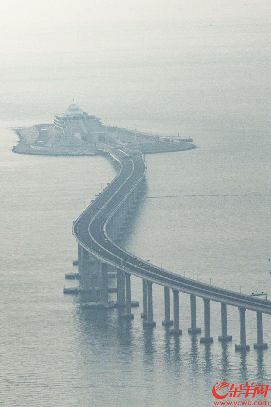 2018年10月24日，港珠澳大桥正式通车，图为在香港大屿山拍摄到的东人工岛和港珠澳大桥香港段 金羊网记者 宋金峪 摄