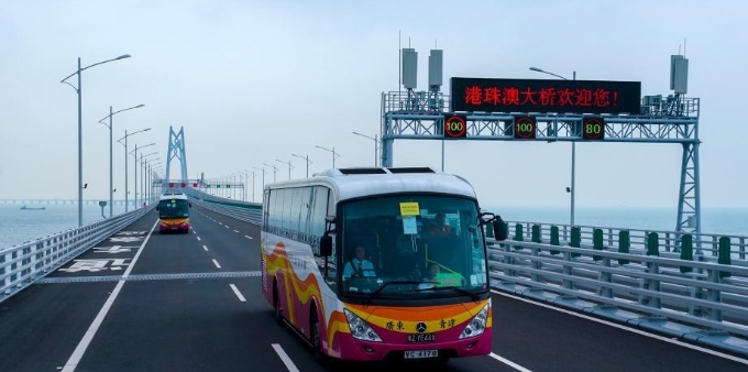  港珠澳大桥正式通车 跨境巴士在桥上行驶
