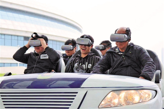 市民戴上VR眼镜体验“车祸”