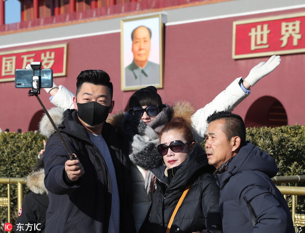 北京冷空气来袭 游客裹得严实游览天安门热情不减-中工新闻-中工网