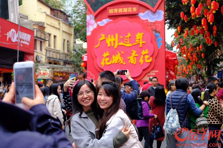 2月2日,广州迎春花市今日全面开市,"行花街"这一过年传统活动吸引市民