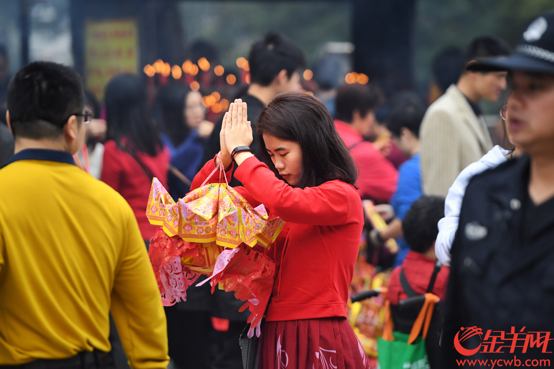 正月大年初一,街坊们一大早来到仁威庙上香拜太岁拜财神,祈福来年万事