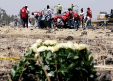  埃塞航班坠机地点举办追思会 遇难者家属抵现场悼念