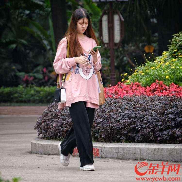在广州文化公园,有这么一段路,只有200多米,每天这里的行人可以用“川流不息”来形容,而且走这200米路的大多是“靓女、靓仔”。记者今天(4月2日)下午,特地来到这里“街拍”,从十三行路的广州文化公园北门到康王南路的南门,短短200米,真的是人来人往,并且“靓女、靓仔”频现,穿着打扮也相当新潮,就如一个“大密度”的时装秀。公园一个保安员告诉记者:“那边就是鼎鼎有名的十三行服装批发街,靓女、靓仔大多是来十三行拿货的,穿过公园走到西门,那边有公交车站和地铁站,公园这条路可以说是条捷径,所以每天都人来人往。”记者细细观察,如今这些来“拿货”的靓女、靓仔都十分轻松,偶尔才见有人“大包小包”的,互联网时代,看来“拿货”都走“网路”了。
文/图 金羊网记者 陈秋明 摄