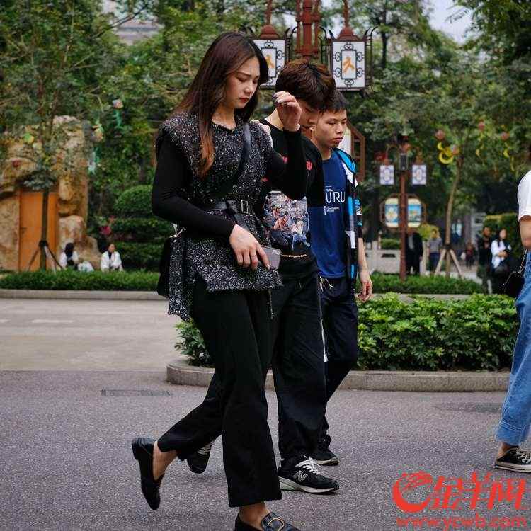 在广州文化公园,有这么一段路,只有200多米,每天这里的行人可以用“川流不息”来形容,而且走这200米路的大多是“靓女、靓仔”。记者今天(4月2日)下午,特地来到这里“街拍”,从十三行路的广州文化公园北门到康王南路的南门,短短200米,真的是人来人往,并且“靓女、靓仔”频现,穿着打扮也相当新潮,就如一个“大密度”的时装秀。公园一个保安员告诉记者:“那边就是鼎鼎有名的十三行服装批发街,靓女、靓仔大多是来十三行拿货的,穿过公园走到西门,那边有公交车站和地铁站,公园这条路可以说是条捷径,所以每天都人来人往。”记者细细观察,如今这些来“拿货”的靓女、靓仔都十分轻松,偶尔才见有人“大包小包”的,互联网时代,看来“拿货”都走“网路”了。
文/图 金羊网记者 陈秋明 摄