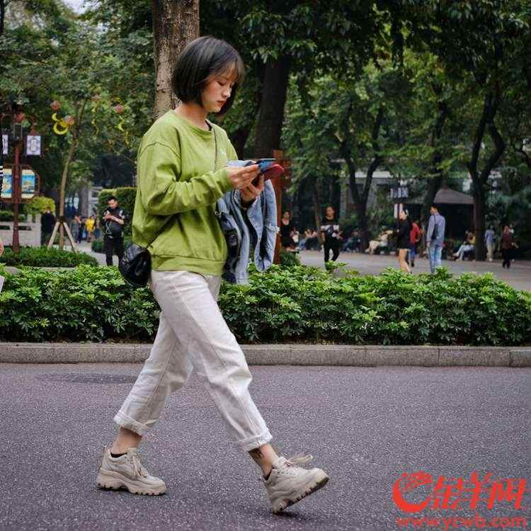 在广州文化公园,有这么一段路,只有200多米,每天这里的行人可以用“川流不息”来形容,而且走这200米路的大多是“靓女、靓仔”。记者今天(4月2日)下午,特地来到这里“街拍”,从十三行路的广州文化公园北门到康王南路的南门,短短200米,真的是人来人往,并且“靓女、靓仔”频现,穿着打扮也相当新潮,就如一个“大密度”的时装秀。公园一个保安员告诉记者:“那边就是鼎鼎有名的十三行服装批发街,靓女、靓仔大多是来十三行拿货的,穿过公园走到西门,那边有公交车站和地铁站,公园这条路可以说是条捷径,所以每天都人来人往。”记者细细观察,如今这些来“拿货”的靓女、靓仔都十分轻松,偶尔才见有人“大包小包”的,互联网时代,看来“拿货”都走“网路”了。
文/图 金羊网记者 陈秋明 摄