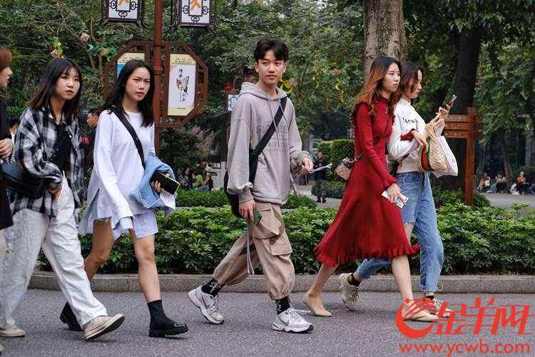 在广州文化公园,有这么一段路,只有200多米,每天这里的行人可以用“川流不息”来形容,而且走这200米路的大多是“靓女、靓仔”。记者今天(4月2日)下午,特地来到这里“街拍”,从十三行路的广州文化公园北门到康王南路的南门,短短200米,真的是人来人往,并且“靓女、靓仔”频现,穿着打扮也相当新潮,就如一个“大密度”的时装秀。公园一个保安员告诉记者:“那边就是鼎鼎有名的十三行服装批发街,靓女、靓仔大多是来十三行拿货的,穿过公园走到西门,那边有公交车站和地铁站,公园这条路可以说是条捷径,所以每天都人来人往。”记者细细观察,如今这些来“拿货”的靓女、靓仔都十分轻松,偶尔才见有人“大包小包”的,互联网时代,看来“拿货”都走“网路”了。
文/图 金羊网记者 陈秋明 摄