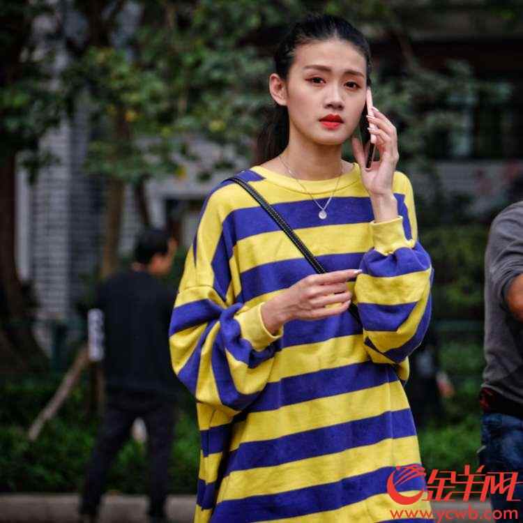 在广州文化公园,有这么一段路,只有200多米,每天这里的行人可以用“川流不息”来形容,而且走这200米路的大多是“靓女、靓仔”。记者今天(4月2日)下午,特地来到这里“街拍”,从十三行路的广州文化公园北门到康王南路的南门,短短200米,真的是人来人往,并且“靓女、靓仔”频现,穿着打扮也相当新潮,就如一个“大密度”的时装秀。公园一个保安员告诉记者:“那边就是鼎鼎有名的十三行服装批发街,靓女、靓仔大多是来十三行拿货的,穿过公园走到西门,那边有公交车站和地铁站,公园这条路可以说是条捷径,所以每天都人来人往。”记者细细观察,如今这些来“拿货”的靓女、靓仔都十分轻松,偶尔才见有人“大包小包”的,互联网时代,看来“拿货”都走“网路”了。
文/图 金羊网记者 陈秋明 摄