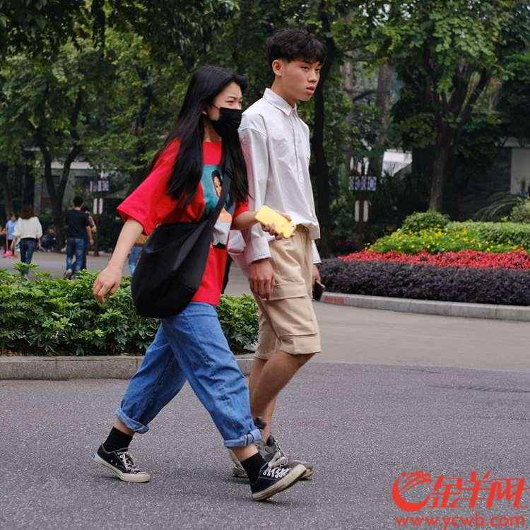 在广州文化公园,有这么一段路,只有200多米,每天这里的行人可以用“川流不息”来形容,而且走这200米路的大多是“靓女、靓仔”。记者今天(4月2日)下午,特地来到这里“街拍”,从十三行路的广州文化公园北门到康王南路的南门,短短200米,真的是人来人往,并且“靓女、靓仔”频现,穿着打扮也相当新潮,就如一个“大密度”的时装秀。公园一个保安员告诉记者:“那边就是鼎鼎有名的十三行服装批发街,靓女、靓仔大多是来十三行拿货的,穿过公园走到西门,那边有公交车站和地铁站,公园这条路可以说是条捷径,所以每天都人来人往。”记者细细观察,如今这些来“拿货”的靓女、靓仔都十分轻松,偶尔才见有人“大包小包”的,互联网时代,看来“拿货”都走“网路”了。
文/图 金羊网记者 陈秋明 摄