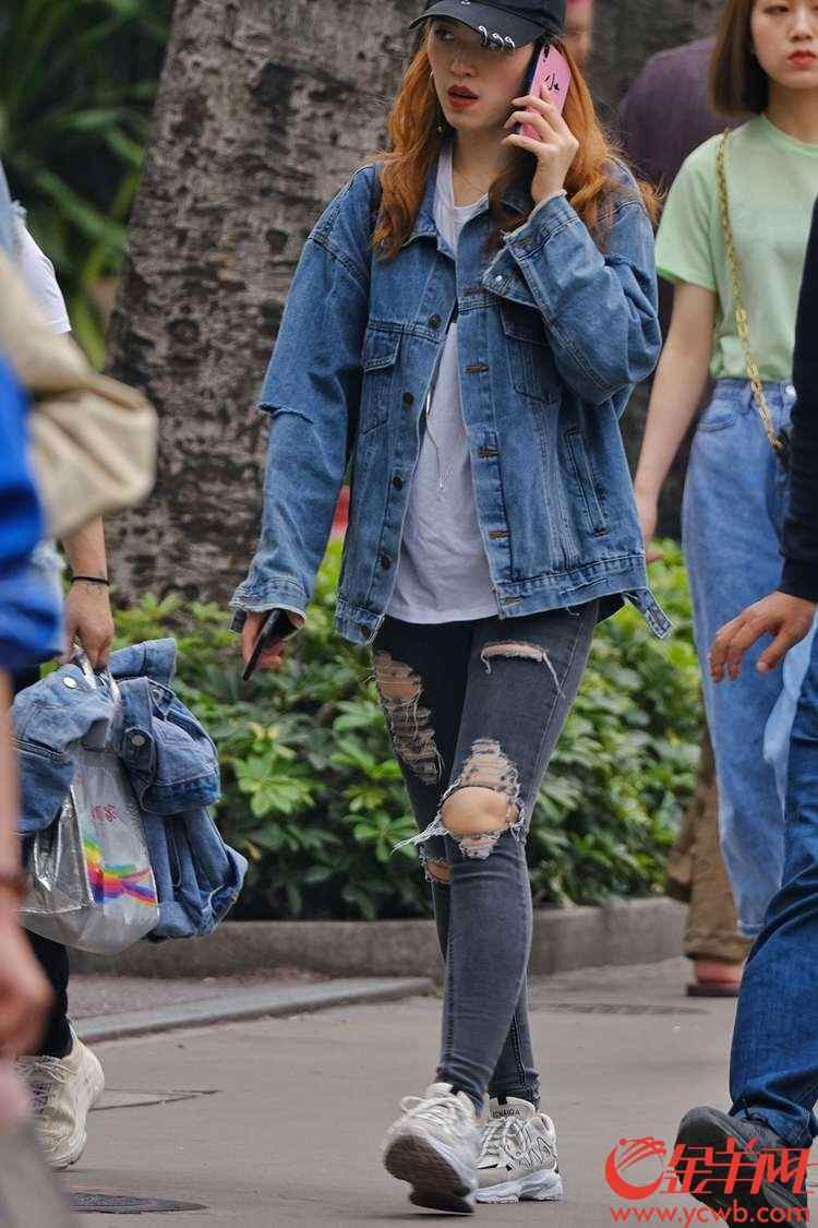 在广州文化公园,有这么一段路,只有200多米,每天这里的行人可以用“川流不息”来形容,而且走这200米路的大多是“靓女、靓仔”。记者今天(4月2日)下午,特地来到这里“街拍”,从十三行路的广州文化公园北门到康王南路的南门,短短200米,真的是人来人往,并且“靓女、靓仔”频现,穿着打扮也相当新潮,就如一个“大密度”的时装秀。公园一个保安员告诉记者:“那边就是鼎鼎有名的十三行服装批发街,靓女、靓仔大多是来十三行拿货的,穿过公园走到西门,那边有公交车站和地铁站,公园这条路可以说是条捷径,所以每天都人来人往。”记者细细观察,如今这些来“拿货”的靓女、靓仔都十分轻松,偶尔才见有人“大包小包”的,互联网时代,看来“拿货”都走“网路”了。
文/图 金羊网记者 陈秋明 摄