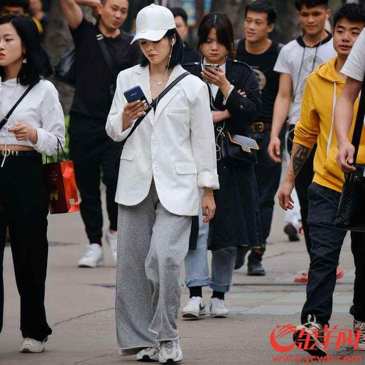 在广州文化公园,有这么一段路,只有200多米,每天这里的行人可以用“川流不息”来形容,而且走这200米路的大多是“靓女、靓仔”。记者今天(4月2日)下午,特地来到这里“街拍”,从十三行路的广州文化公园北门到康王南路的南门,短短200米,真的是人来人往,并且“靓女、靓仔”频现,穿着打扮也相当新潮,就如一个“大密度”的时装秀。公园一个保安员告诉记者:“那边就是鼎鼎有名的十三行服装批发街,靓女、靓仔大多是来十三行拿货的,穿过公园走到西门,那边有公交车站和地铁站,公园这条路可以说是条捷径,所以每天都人来人往。”记者细细观察,如今这些来“拿货”的靓女、靓仔都十分轻松,偶尔才见有人“大包小包”的,互联网时代,看来“拿货”都走“网路”了。
文/图 金羊网记者 陈秋明 摄