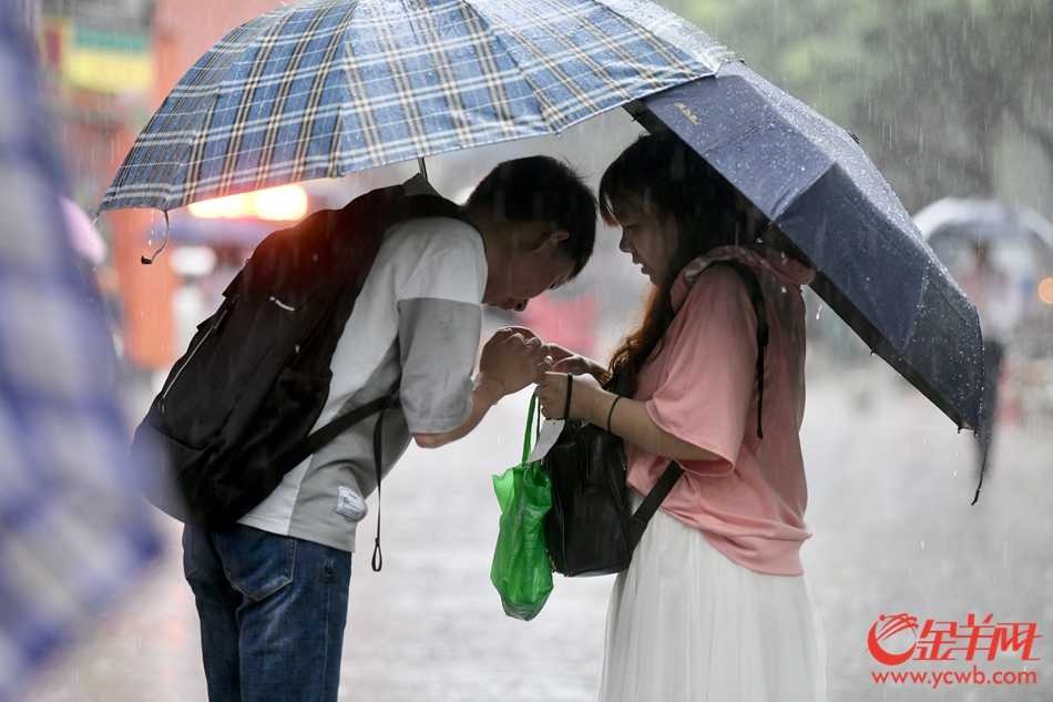 今早广州又降大雨市民措手不及狼狈出行