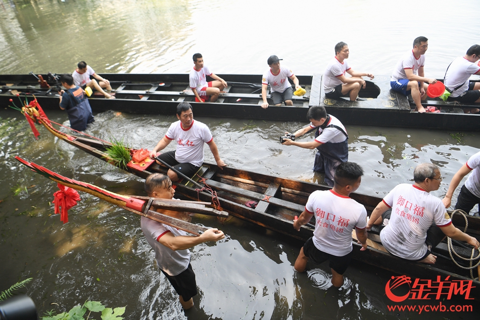 广州5月12日,广州荔湾泮塘村民汇聚在荔枝湾景区荔湾湖畔,进行"起龙船