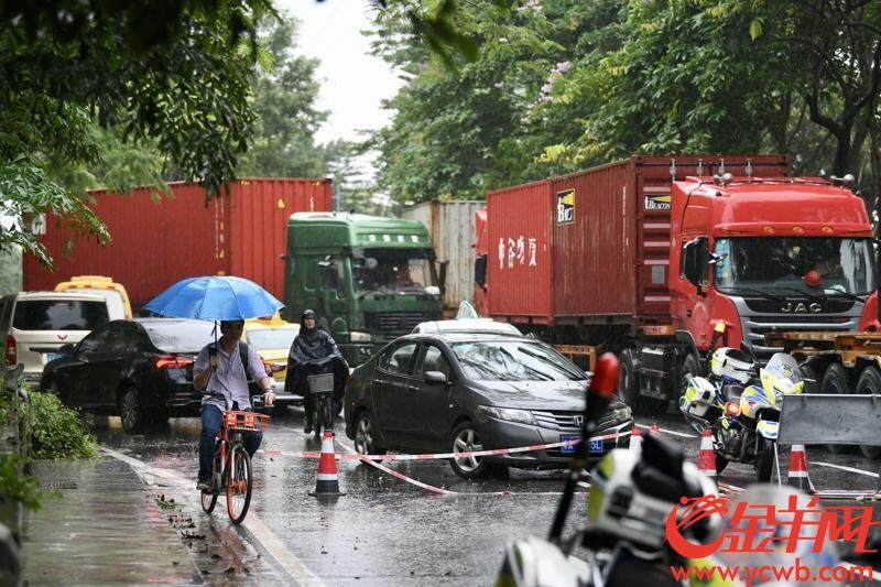 2019年5月28日清晨,广州大雨,图为科韵路黄埔大道立交附近的雨中道路