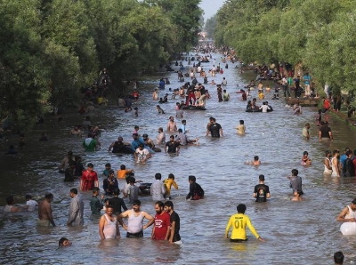  巴基斯坦迎酷暑气候 民众跳入河中纳凉