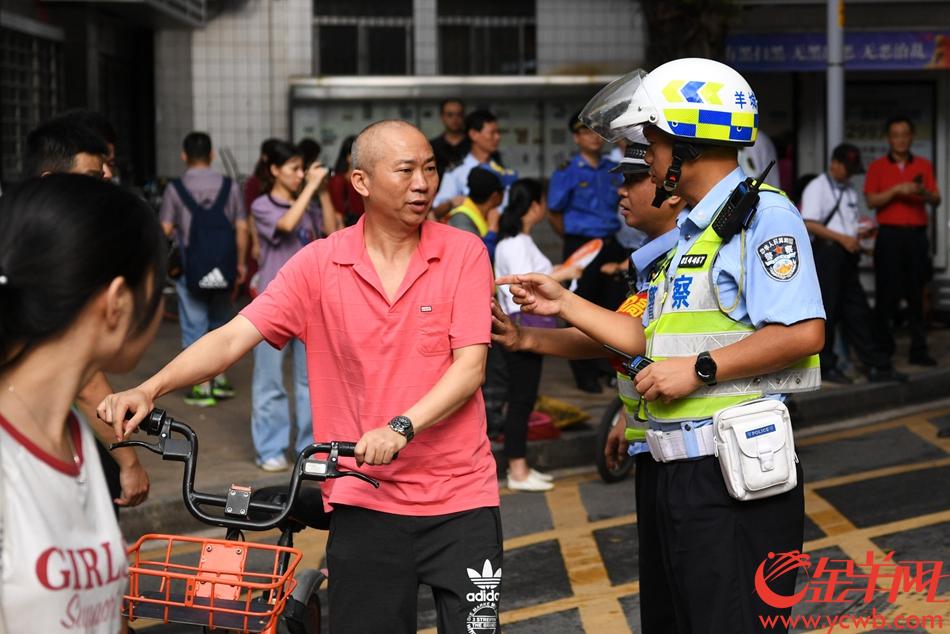 2019年6月7日，高考首日。广州市第七中学考点外，交警正在指挥车辆行人有序通行。 记者 周巍 摄