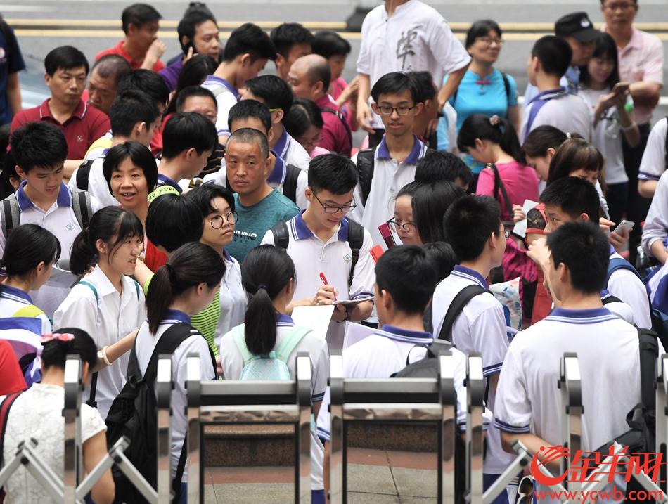 2019年6月7日高考首日，广州十六中考点前，老师鼓励学生，祝愿他们旗开得胜。记者 汤铭明 摄