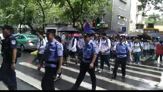 广州南海中学考生好幸福！每天5名警察徒步护送考试