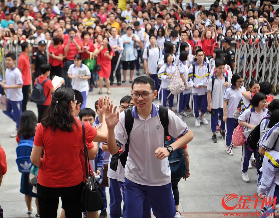2019年6月7日高考首日，广州十六中考点前，老师鼓励学生，祝愿他们旗开得胜。记者 汤铭明 摄