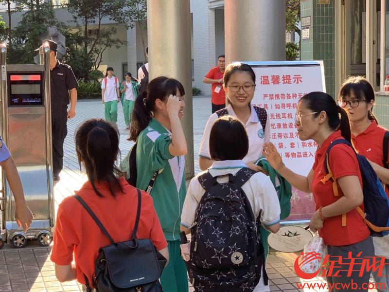 在广州三中东方校区考点，送考老师们挨个给考生做起了心理工作。记者 梁栩豪 摄