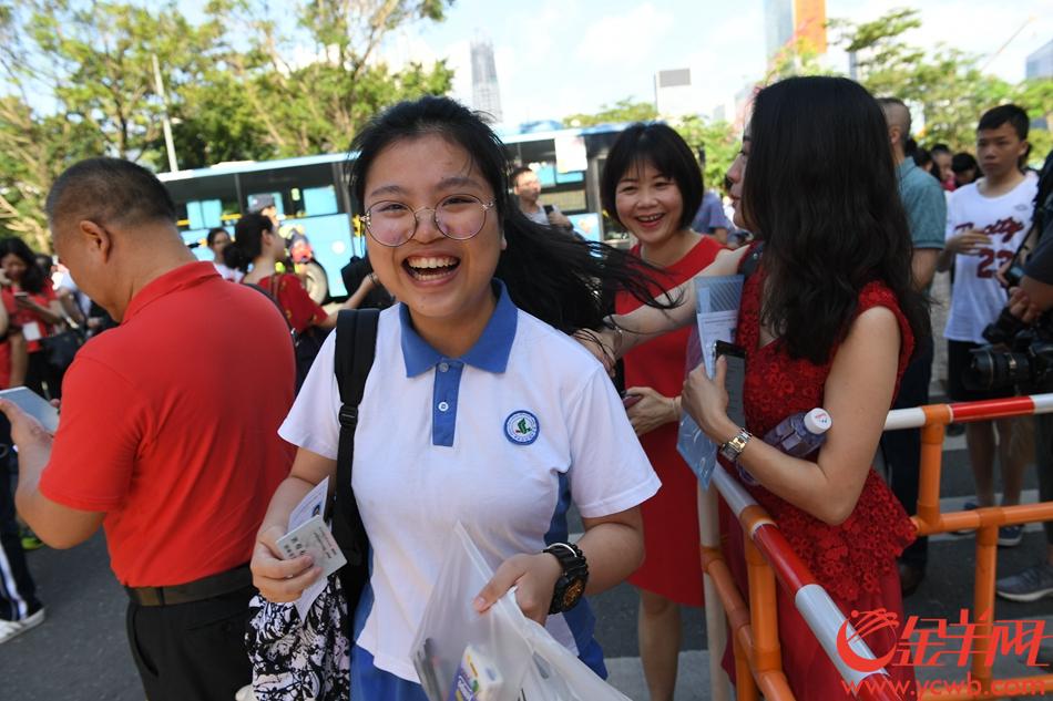 高考首日，深圳天气晴好，家长和老师在校门口为考生加油！金羊网记者 王磊 摄