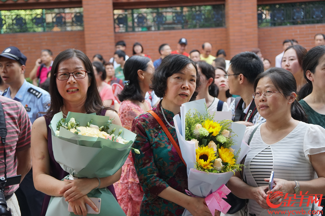 广州七中考场外人群涌动,围满了等待迎接考生的老师和家长.