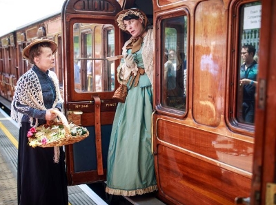  古老蒸汽机车重现伦敦 民众穿古典服饰拍“穿越风”照片