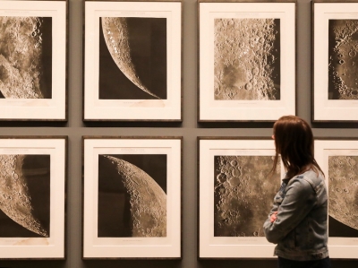  纽约大都会博物馆举行月亮摄影特展