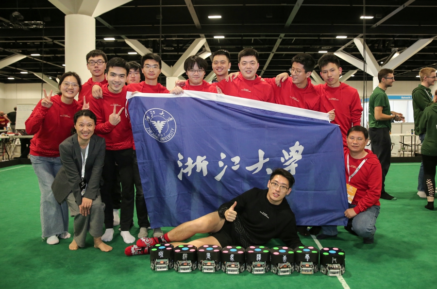 7月7日，在澳大利亚悉尼，浙江大学队师生在比赛夺冠后合影。