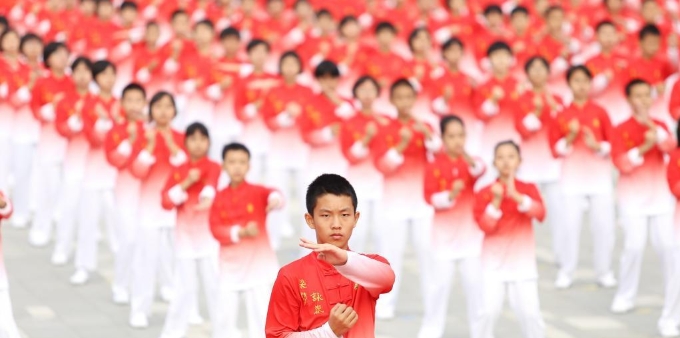  广东鹤山：万名中小学生参加咏春拳国家武术段位考评