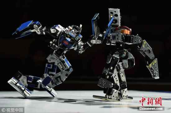 当地时间2018年2月25日,日本东京举行第32届ROBO-ONE双足机器人对抗锦标赛。比赛中,机器人在参赛者的操控下展开了激烈搏斗,一招一式非常有范儿。图片来源:视觉中国