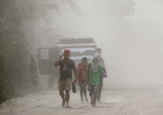  菲律宾火山喷发烟尘弥漫 恐有45万民众需撤离