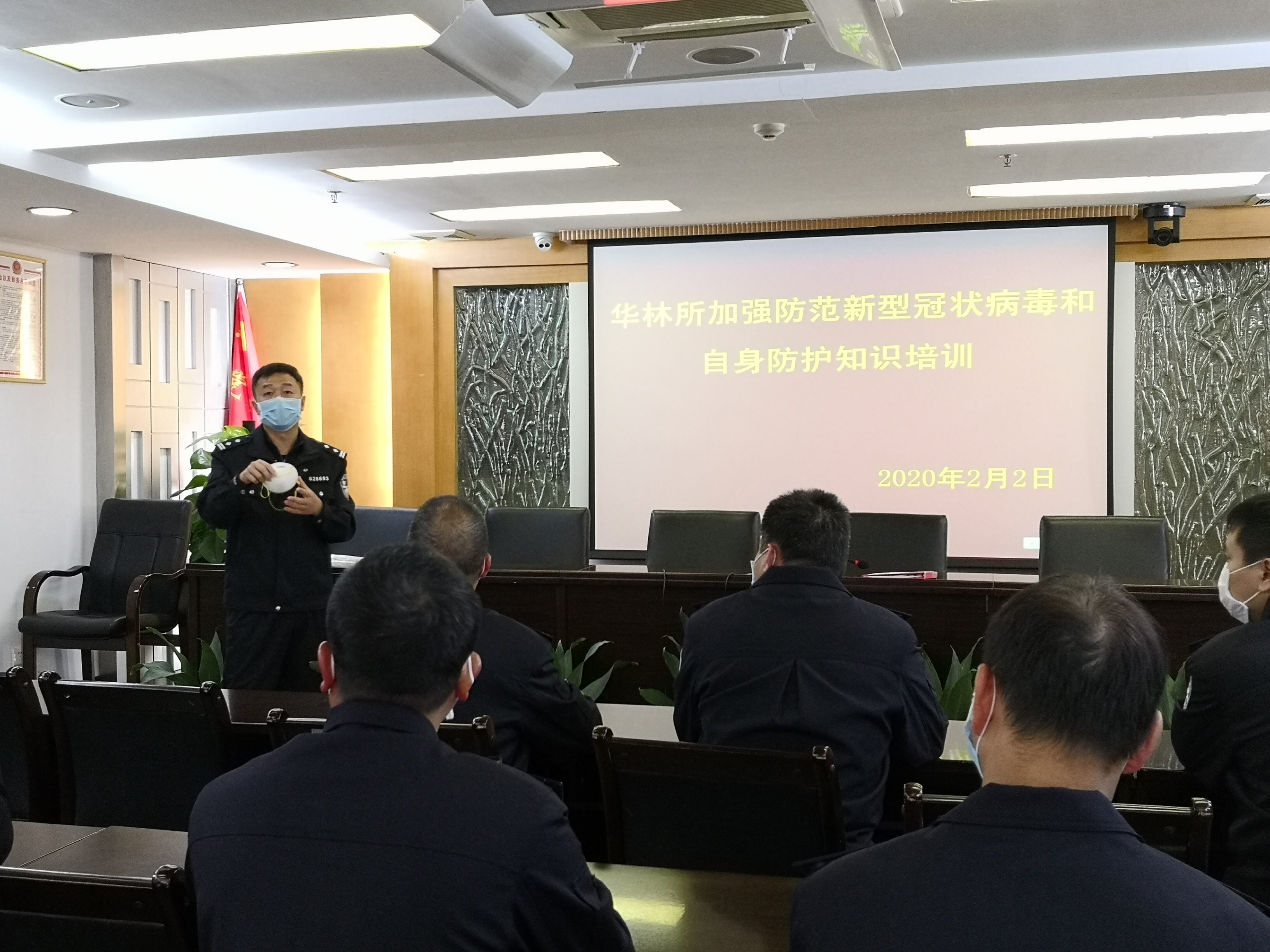 民警丈夫向护士妻子学习防护知识,成为派出所"防疫小教员"