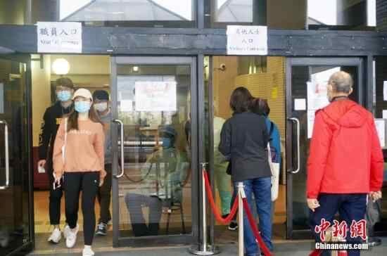 图为香港东区医院大楼外设立检查站。 <a target='_blank' href='http://www.chinanews.com/'><p  align=