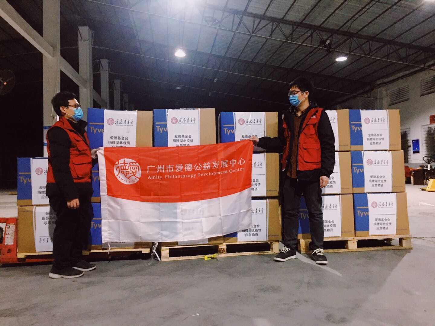 两次采购未果 第三次 3000件防护服终于顺利运往湖北