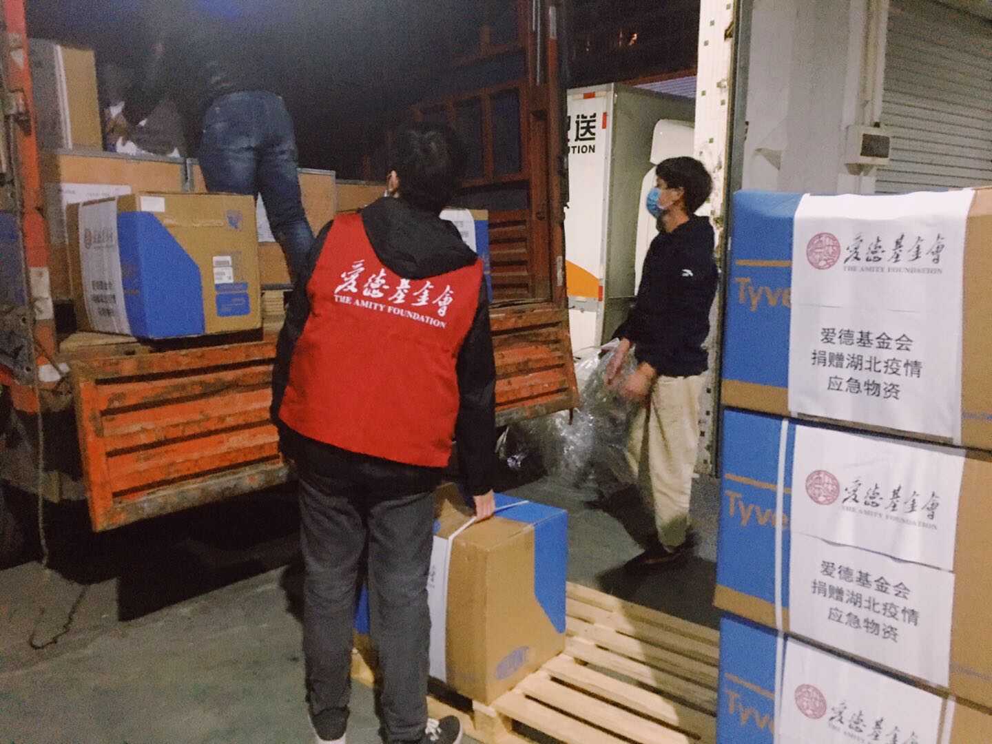 两次采购未果 第三次 3000件防护服终于顺利运往湖北