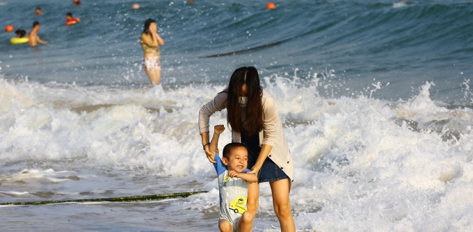  海南三亚：海边戏水 乐享春光