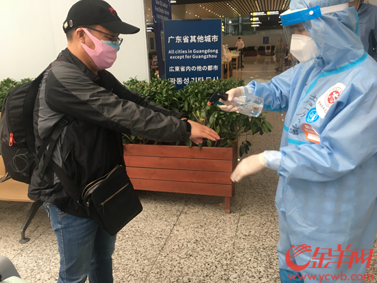 广州青年志愿者:疫情防控中的一道"绿屏障"
