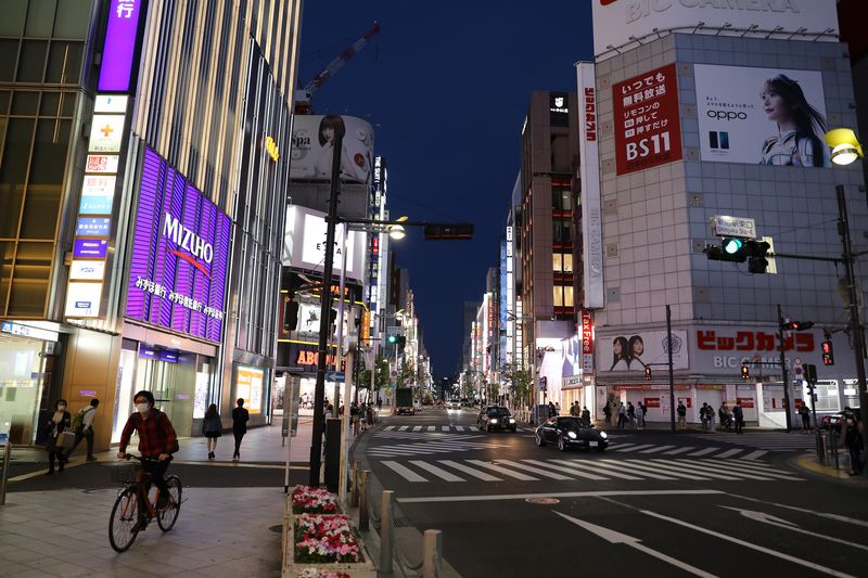 5月14日,在日本东京,街道上行人稀少.(新华社记者 杜潇逸 摄)