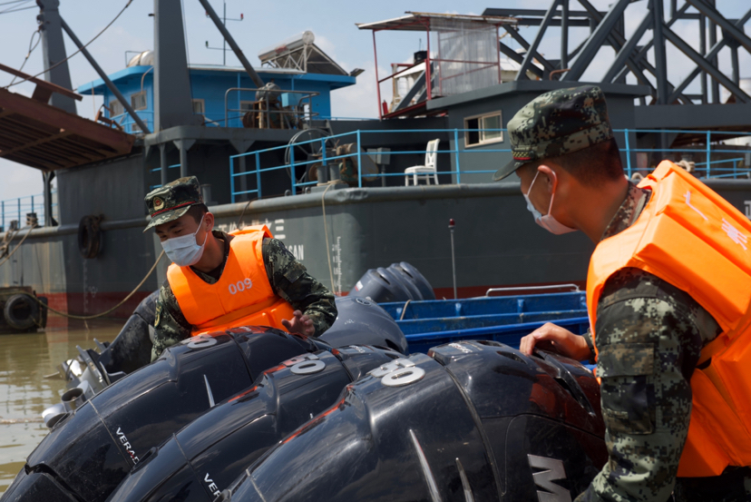 海警执法员对大马力摩托艇动力装备进行检查大马力摩托艇,又称"大飞"