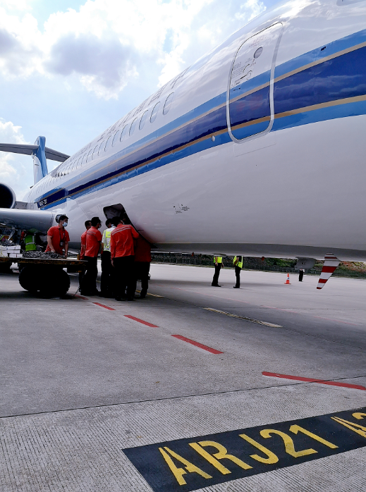 南航首架国产arj21-700飞机飞抵广州白云机场