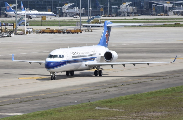 南航首架国产arj21-700飞机飞抵广州白云机场