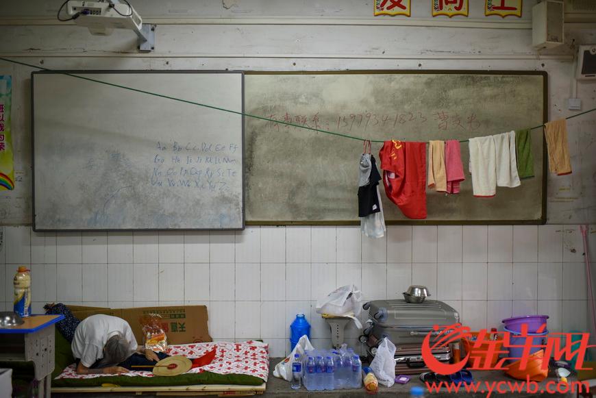 2020年7月13日，江西省鄱阳县的受灾居民安置点五一中心学校，鄱阳县附近乡村的受灾居民在这里暂时居住生活。 羊城晚报全媒体记者 宋金峪 摄
