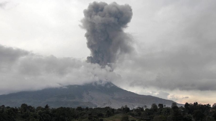  印尼锡纳朋火山喷发不断 巨大“蘑菇云”升腾