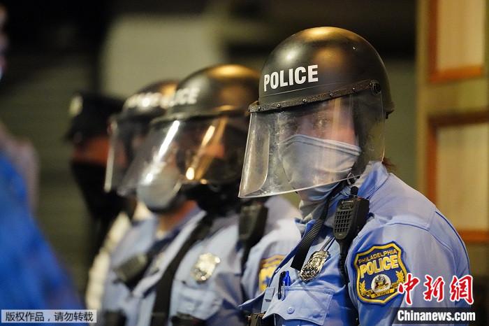 抗议再起！美费城警察枪杀黑人引示威 30名警员受伤
