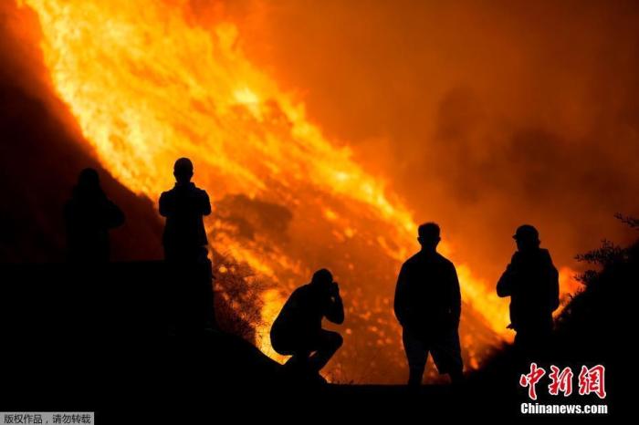 美加州野火延烧：部分地区撤离令解除 5名消防员伤