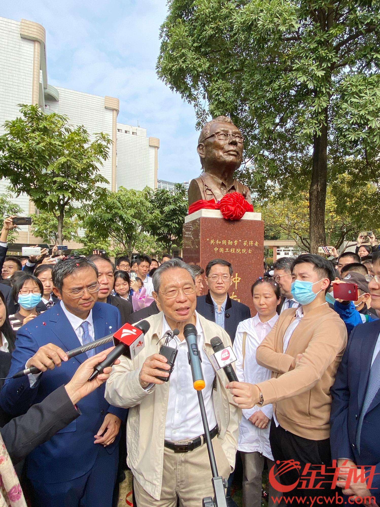 钟南山为其塑像揭幕寄语学子为大家服务