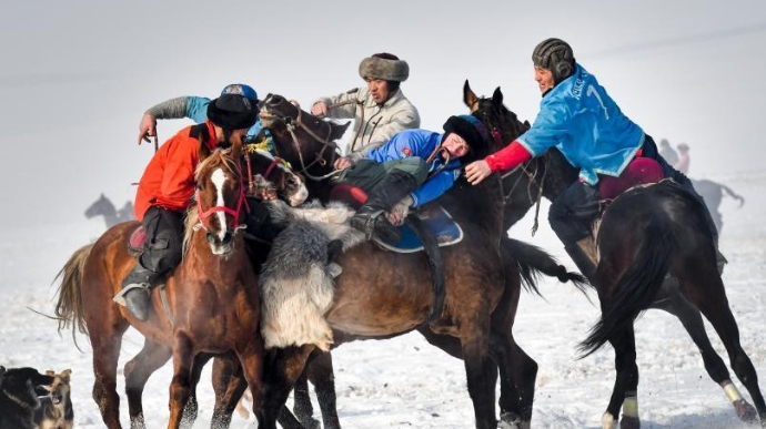  吉尔吉斯斯坦“马背叼羊”比赛 骑手飞身夺羊精彩刺激