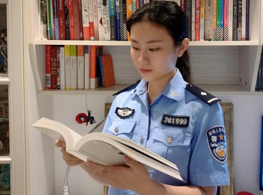 皇岗边检站民警杨欢在查找学习资料。