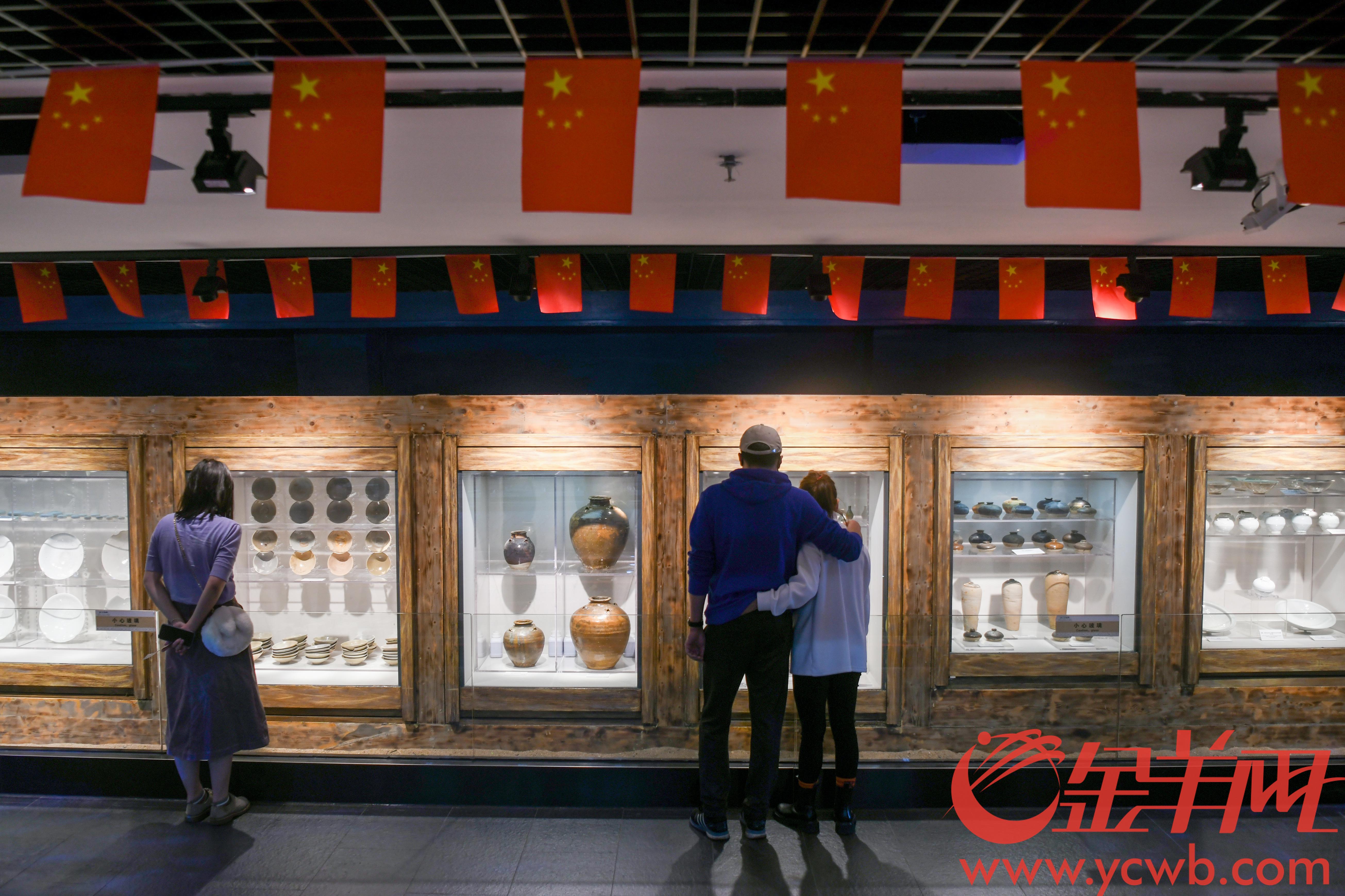 游客欣赏“南海I号”南宋沉船文物 羊城晚报记者 梁喻 摄.jpg